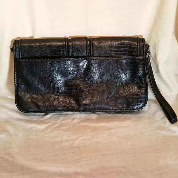 Cosmopolitan Faux Alligator Wrist Strap Clutch Purse - Picture 2 of 8